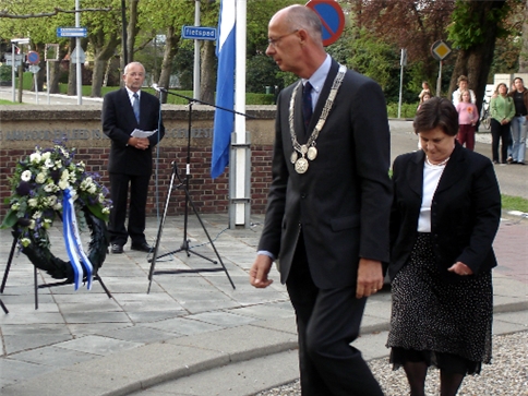 Samen met wethouder Wilbrink legde burgemeester Staatsen een krans